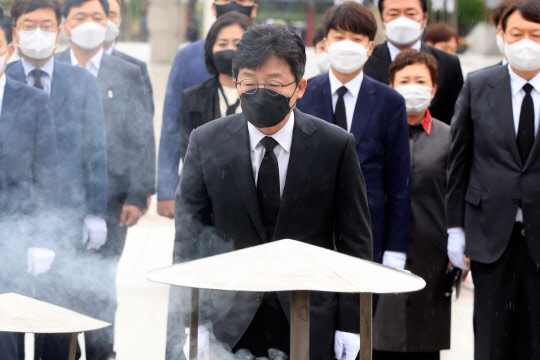 11일 국민의힘 대선 경선후보인 유승민 전 의원이 광주 북구 운정동 국립5·18민주묘지를 참배하고 있다. 공동취재기자단=연합뉴스.